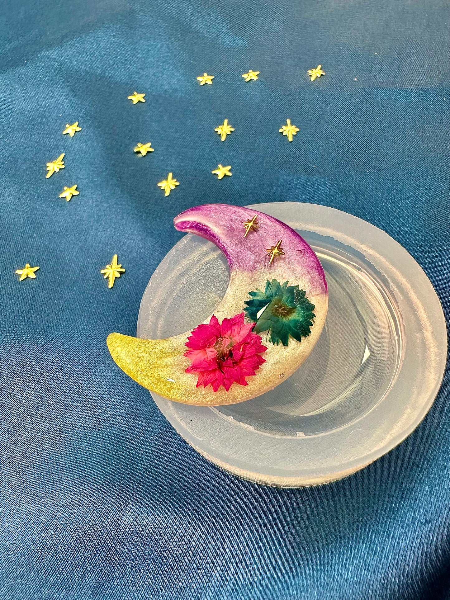 3.5cm Predomed Moon Silicone Mold for Resin Worry Stone Brooch Magnet
