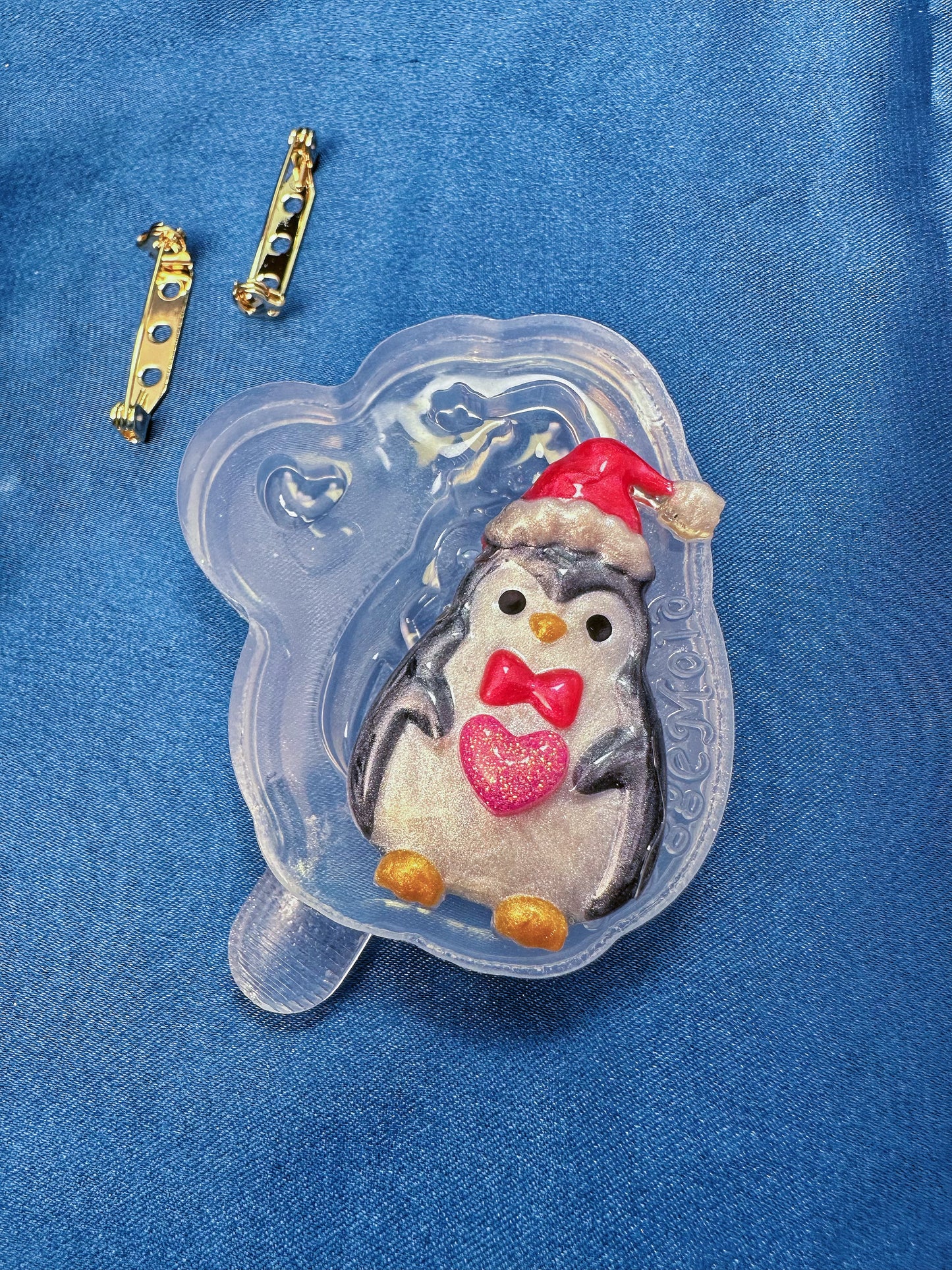 Small Predomed Christmas Penguin Brooch Mold