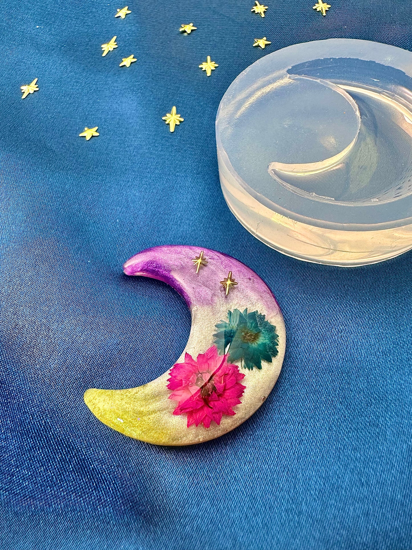 3.5cm Predomed Moon Silicone Mold for Resin Worry Stone Brooch Magnet