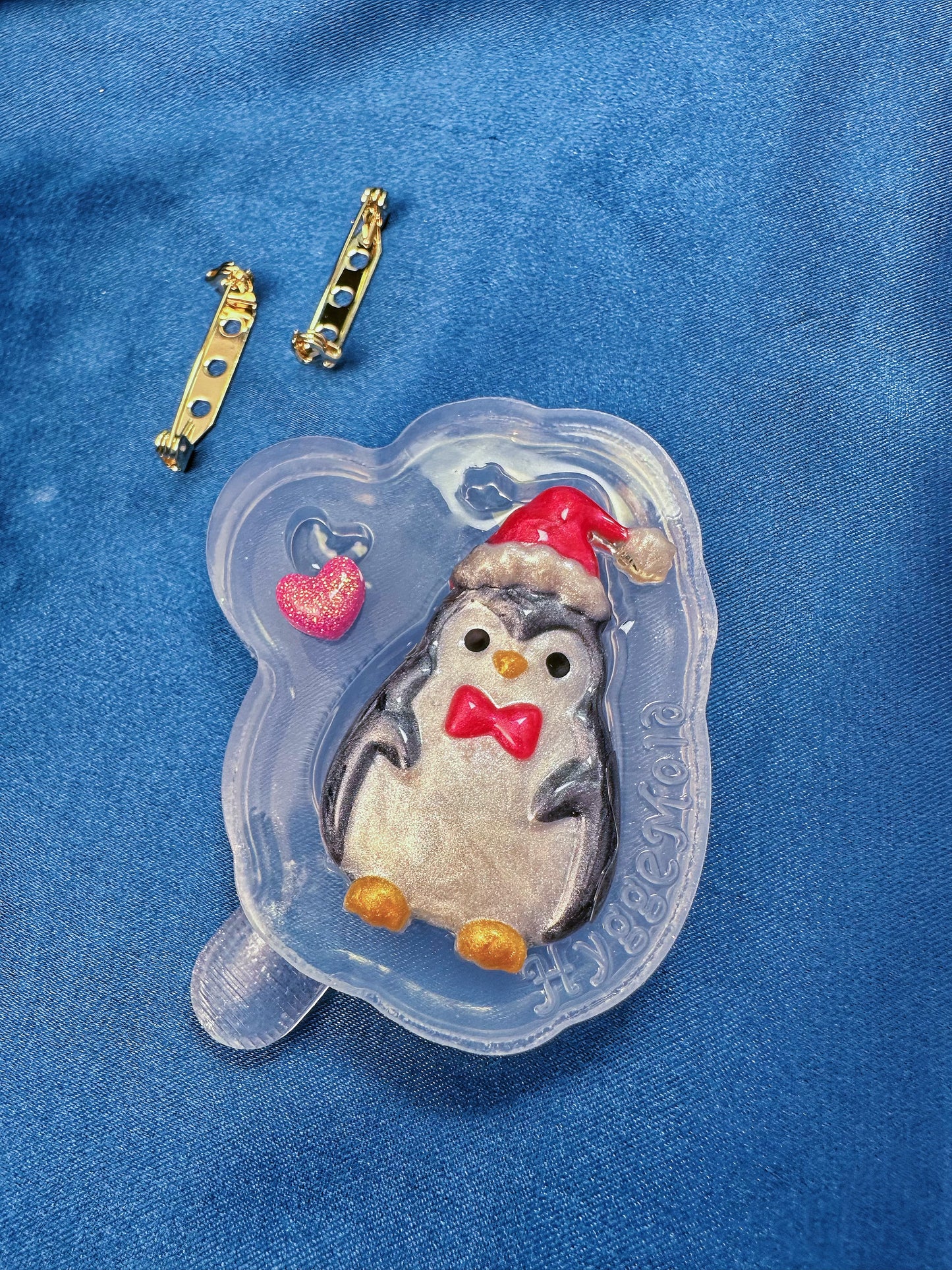 Small Predomed Christmas Penguin Brooch Mold