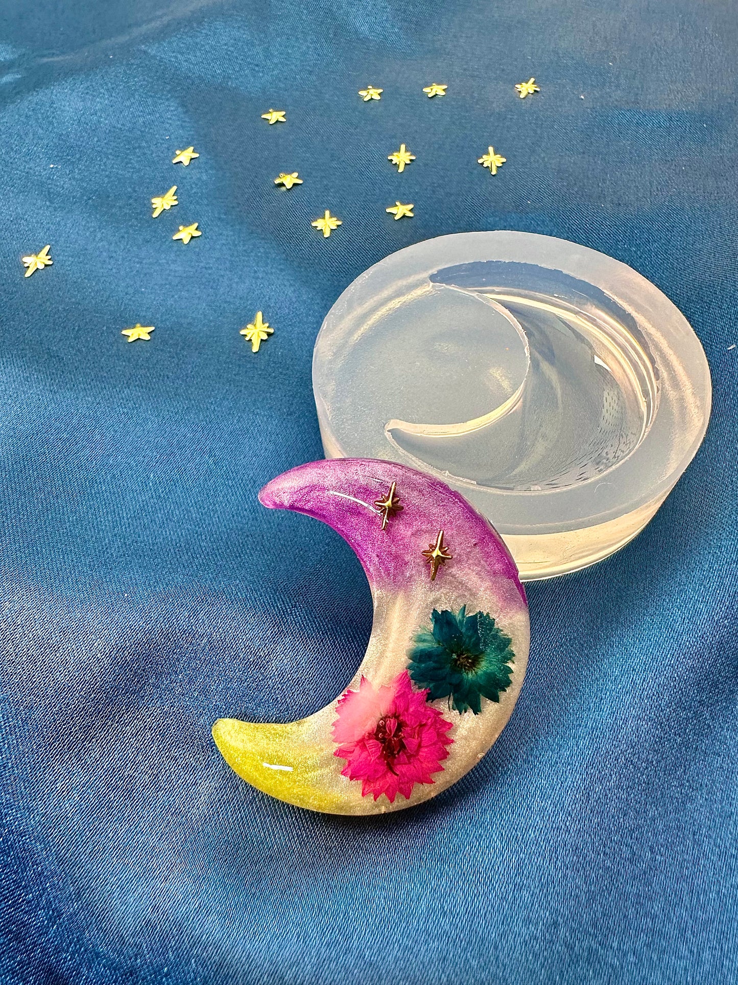 3.5cm Predomed Moon Silicone Mold for Resin Worry Stone Brooch Magnet