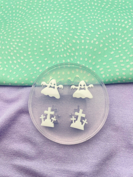 Haunting ghosts and gravestones stud mold Halloween