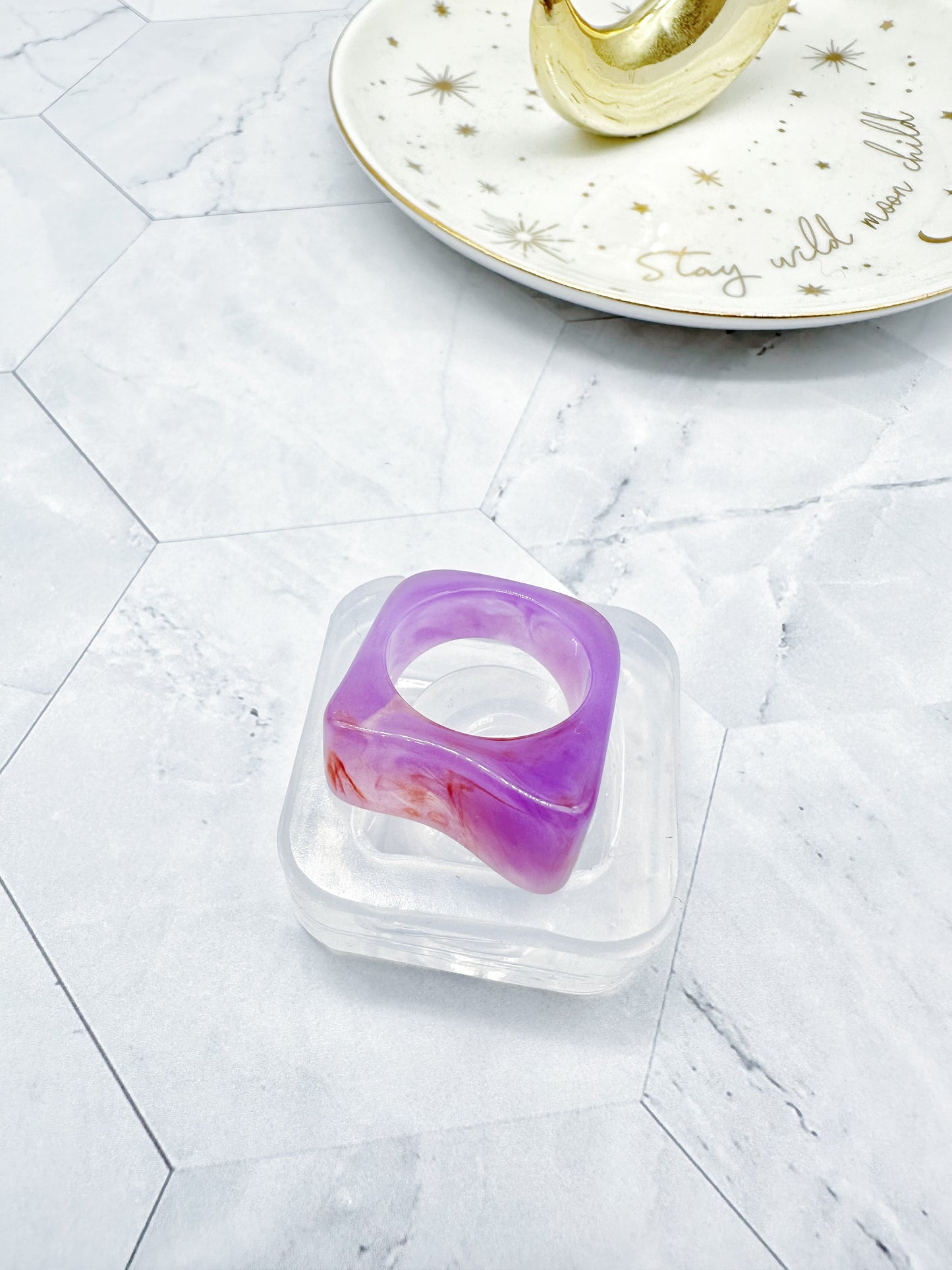 Glossy Wavy Ring Mold