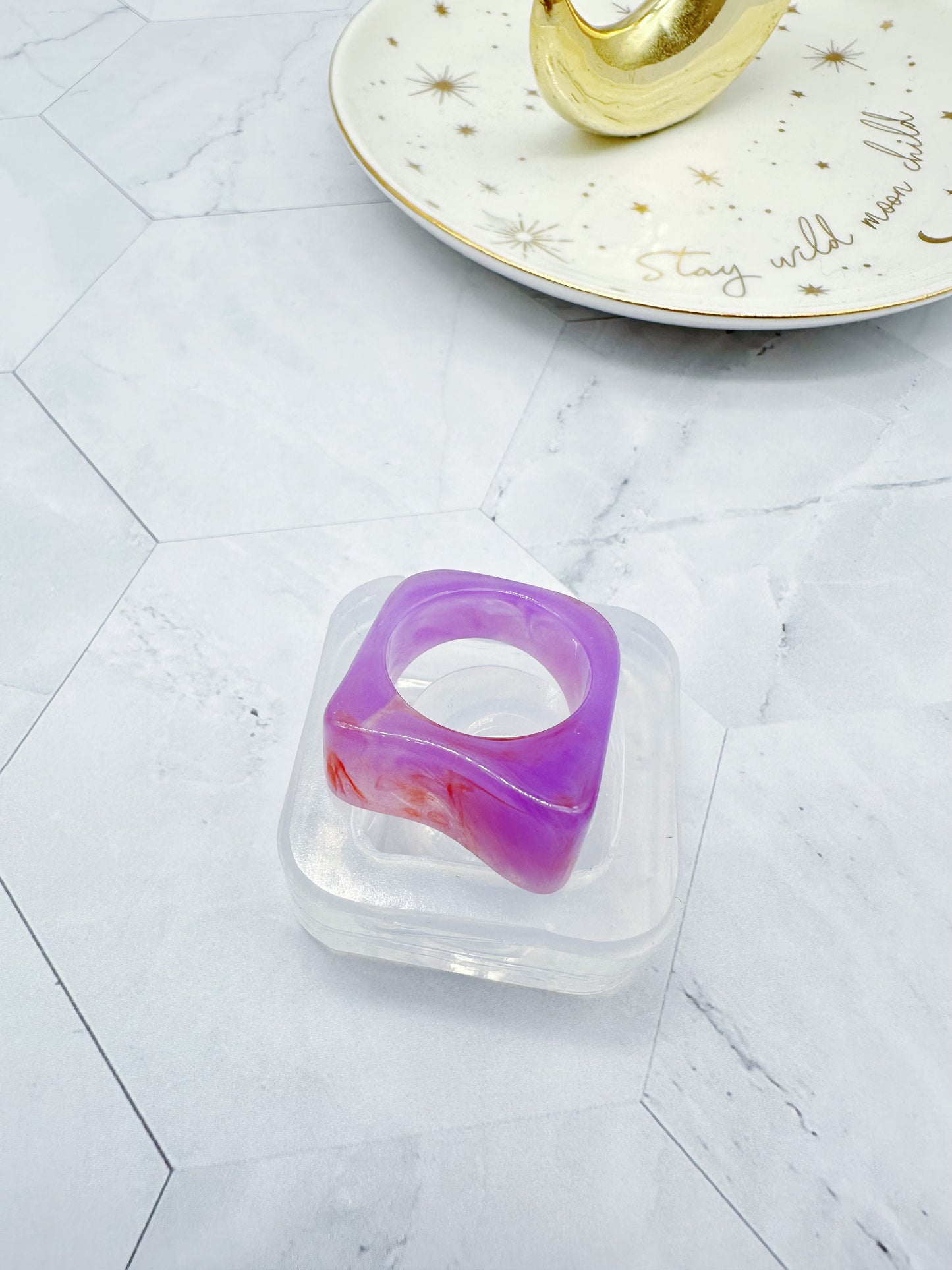 Glossy Wavy Ring Mold