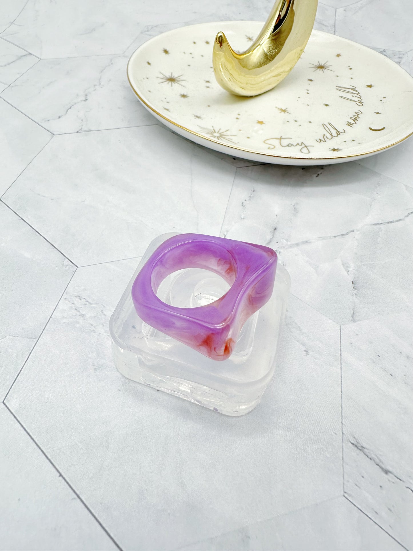 Glossy Wavy Ring Mold