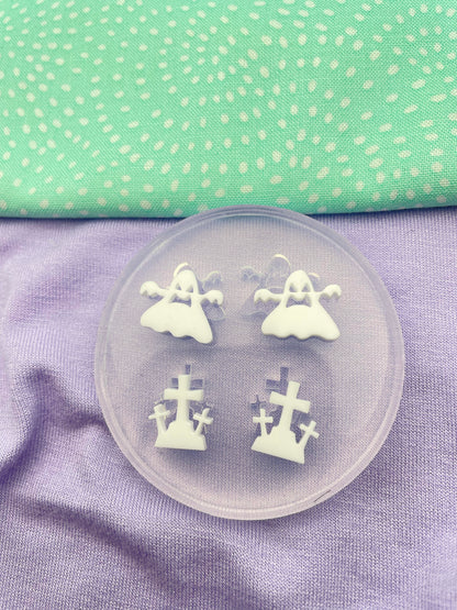 Haunting ghosts and gravestones stud mold Halloween