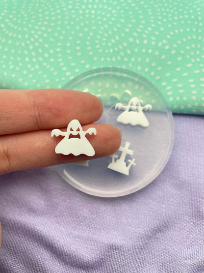 Haunting ghosts and gravestones stud mold Halloween