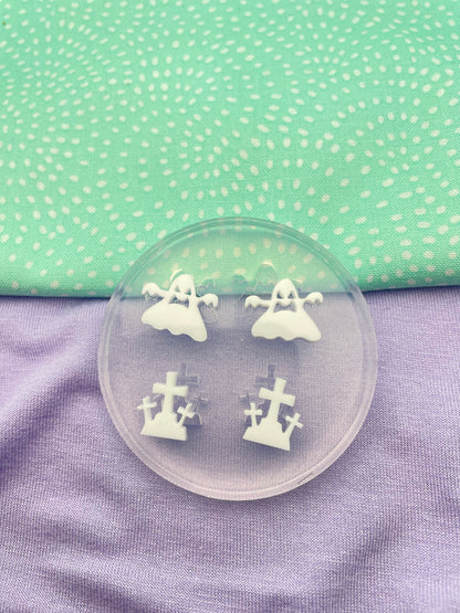 Haunting ghosts and gravestones stud mold Halloween